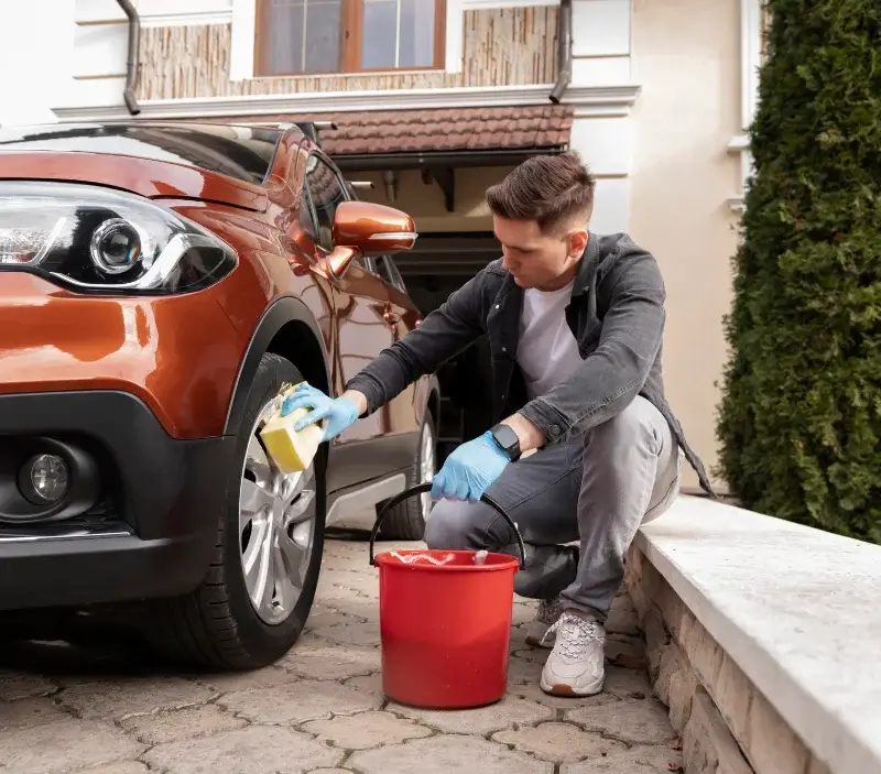 Lavage auto à domicile Villaines-la-Gonais : professionnel intervenant sur un véhicule